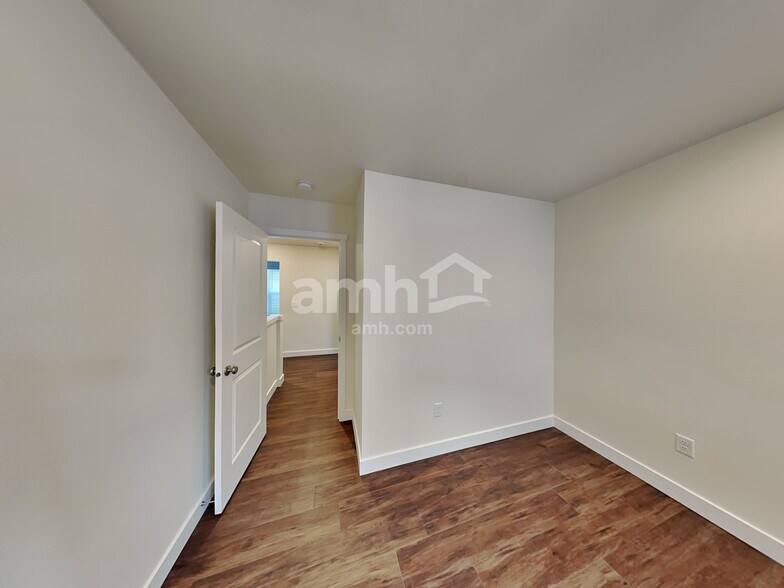 Building Photo - 4845 85th Ave NE