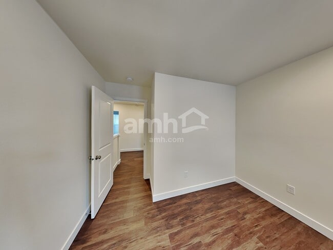 Building Photo - 4808 85th Dr NE