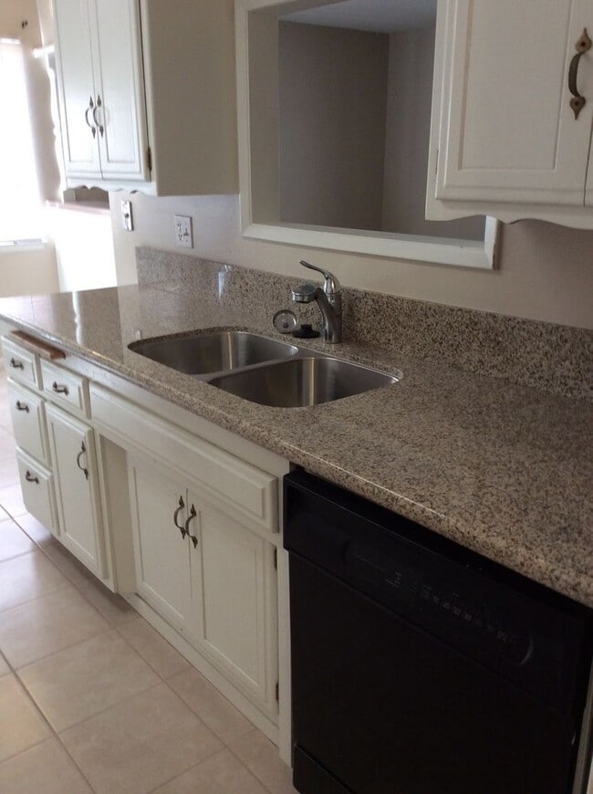 Building Photo - 3 Bedroom 2 Bathroom in Riverside Walking ...