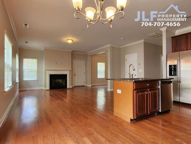 Building Photo - Beautiful 2 Story Condo in the Ballantyne Area of Charlotte!