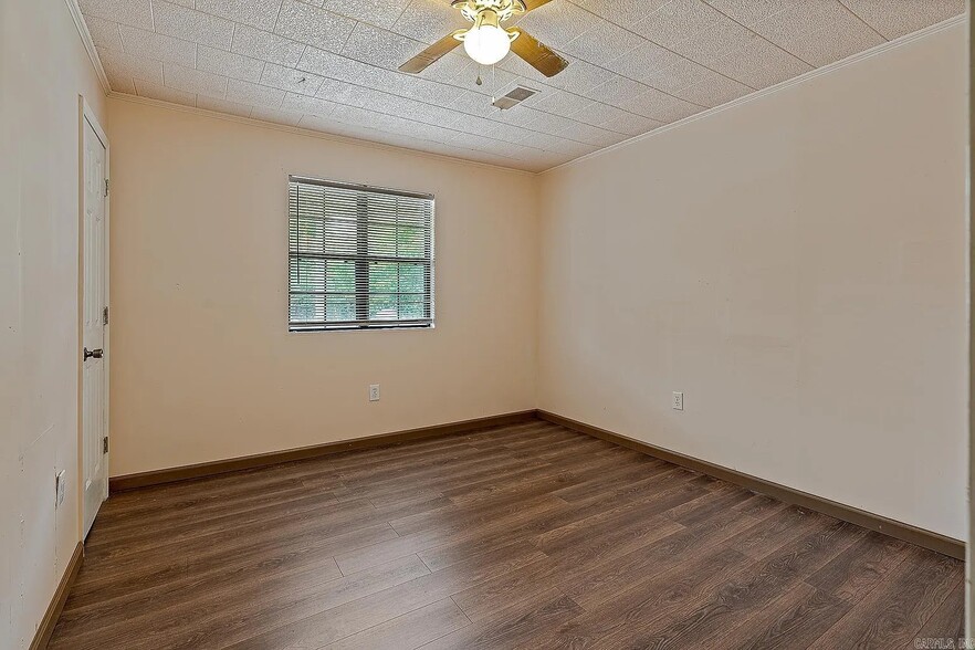 Building Photo - 323 Perry St