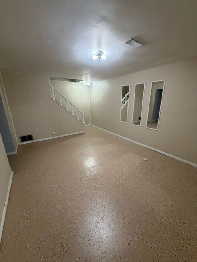Building Photo - Central Davenport 4 Bedroom House