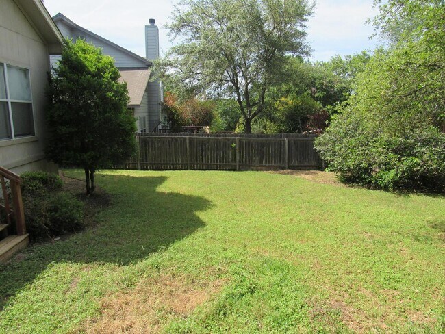Building Photo - 3 - BEDROOM IN KNOLLCREEK