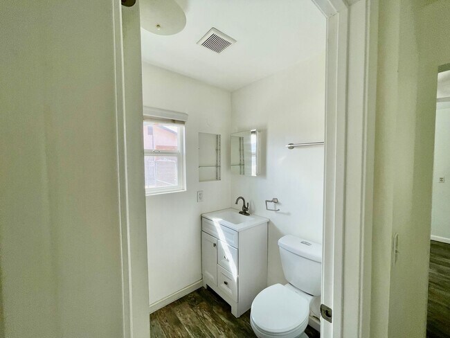 Building Photo - Joshua Tree home with views, views, views....