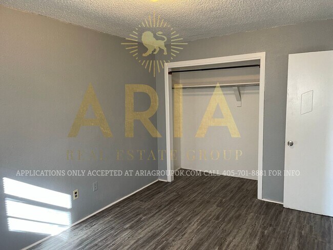 Building Photo - 2 Bed/1 Bath Unit in Noble - Available for...