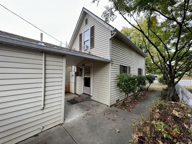 Building Photo - 711 SW I St