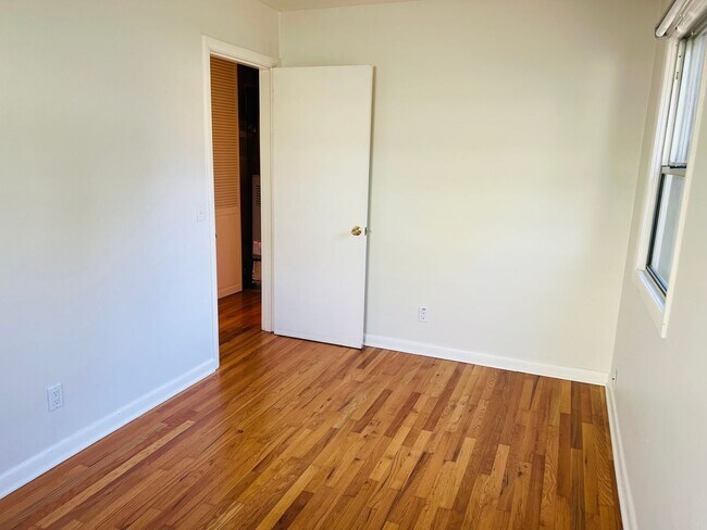 Building Photo - 3 Bedroom/1 Bath Bungalow in Woodstock neighborhood