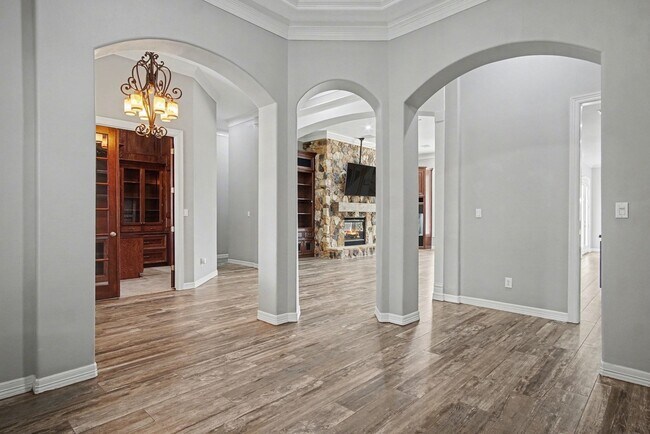 Building Photo - 15569 Crown Oaks Dr