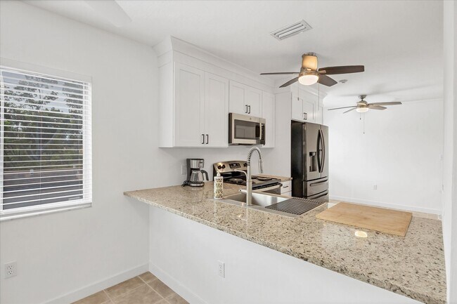 Building Photo - 2124 N Tamiami Trl