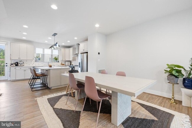 Building Photo - 5056 Oakmoore Dr