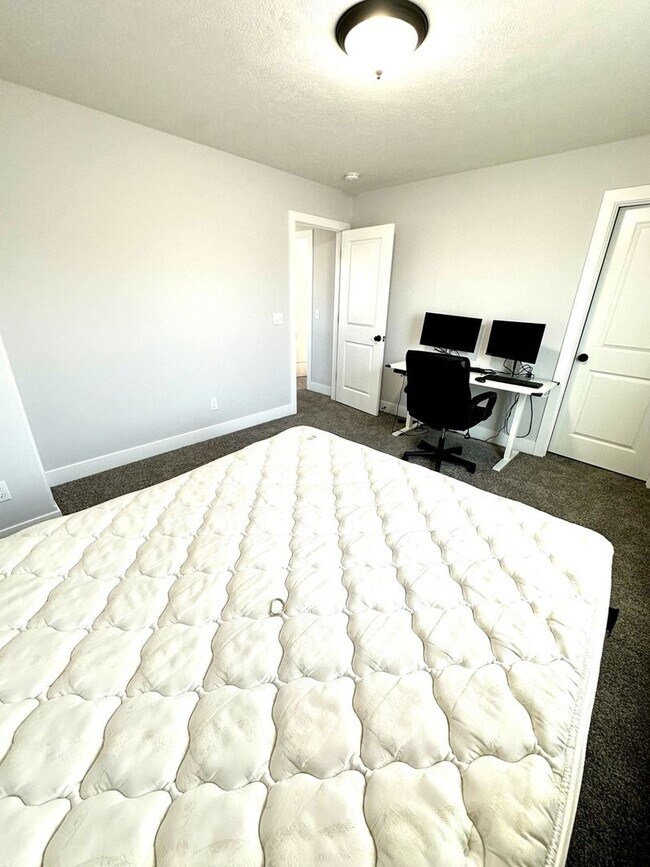 Building Photo - Spacious 5 Bed Home in Bloomington