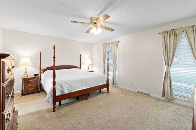 Building Photo - Pet Friendly in Rossview!