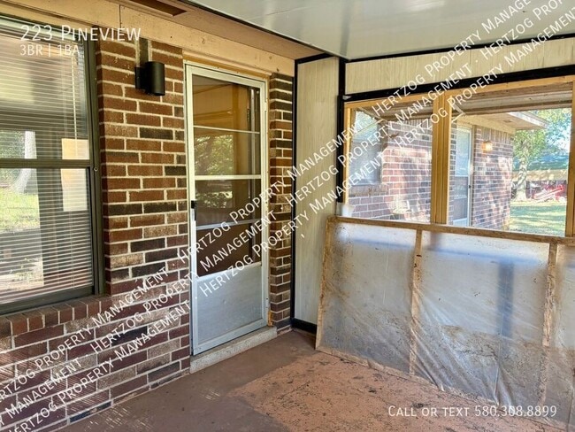 Building Photo - 223 Pineview-
