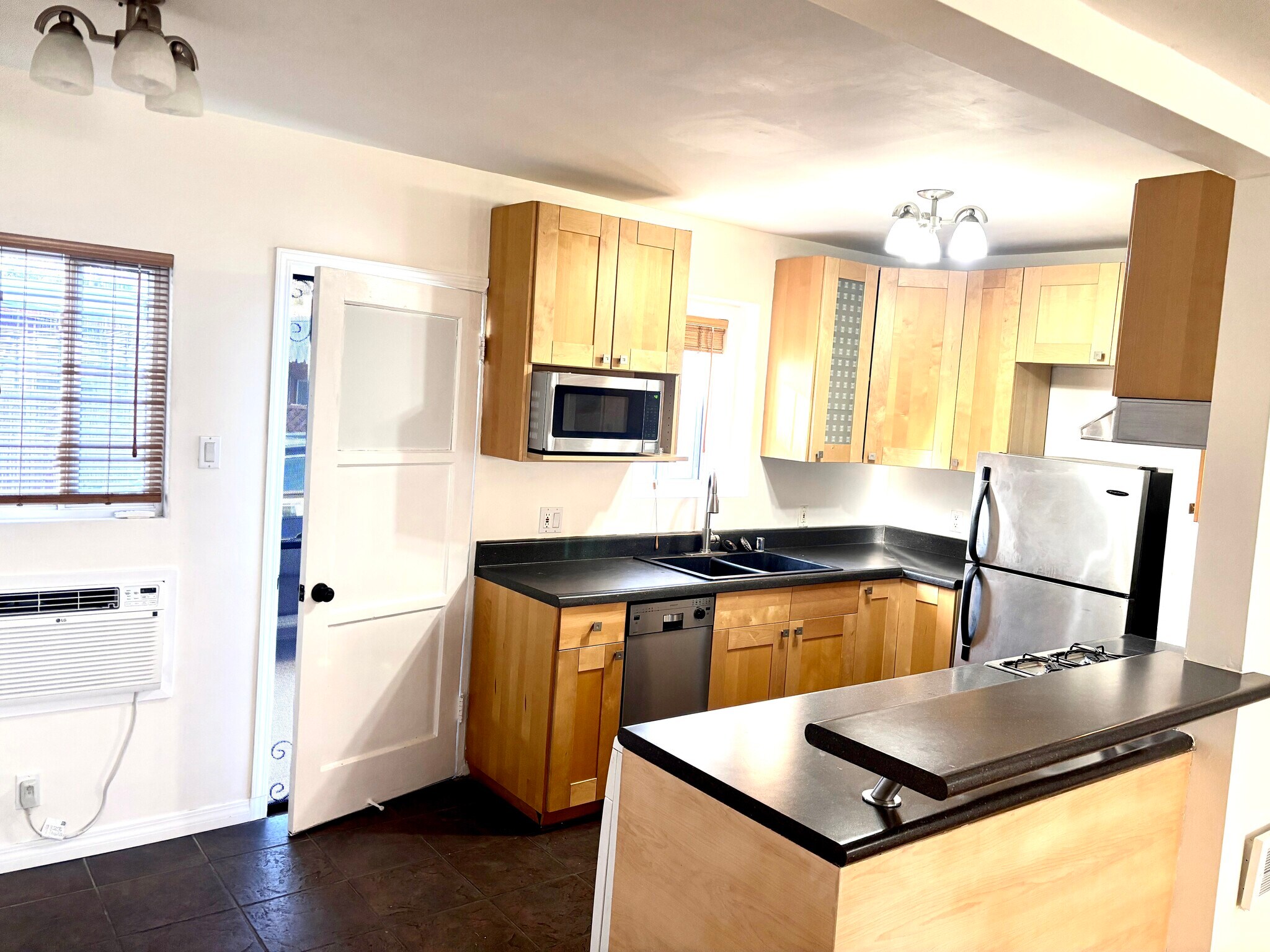 Building Photo - 8523 Pickford St