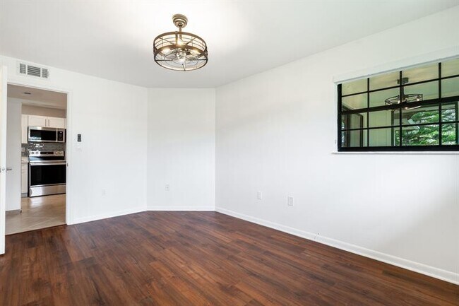 Building Photo - 927 NE 199th St