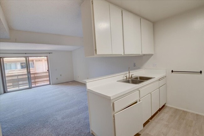 Building Photo - Fantastic 1 Bedroom Condo in Point Loma!!