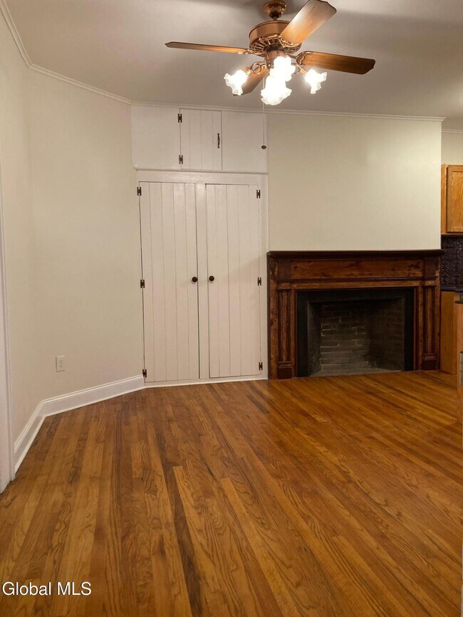 Building Photo - 162 4th St