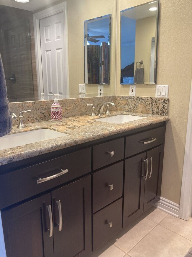 Building Photo - Relaxing Condo just steps away from the beach!