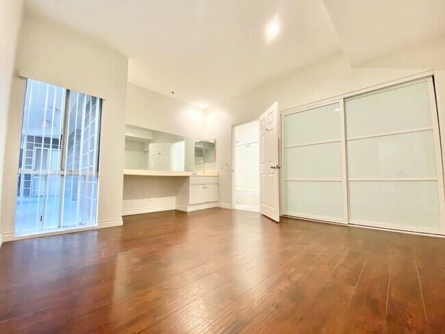 Building Photo - 125 N Doheny Dr