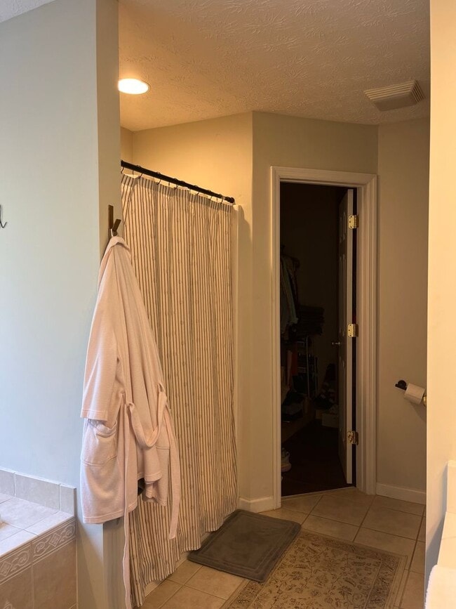 Building Photo - Single Family Home Close to AHS!