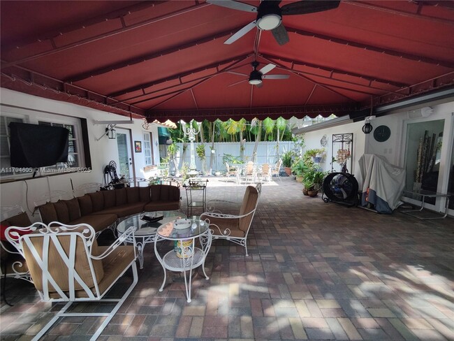 Building Photo - 1823 S Bayshore Ln