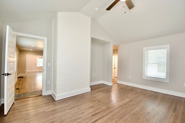 Building Photo - Now Leasing for Fall 2025! $1000 Per Bedro...
