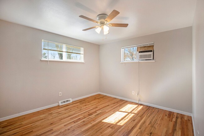 Building Photo - Newly Renovated 2Bed/1Bath Duplex