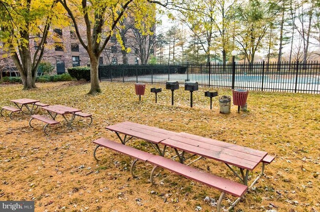 Building Photo - 10320 Westlake Dr