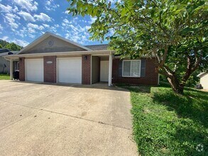 Building Photo - Cozy 2 Bedroom, 2 Bathroom Duplex