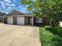Building Photo - Cozy 2 Bedroom, 2 Bathroom Duplex
