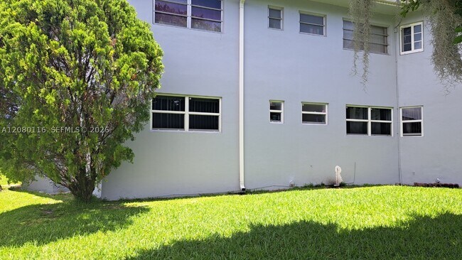 Building Photo - 1667 NE Miami Gardens Dr