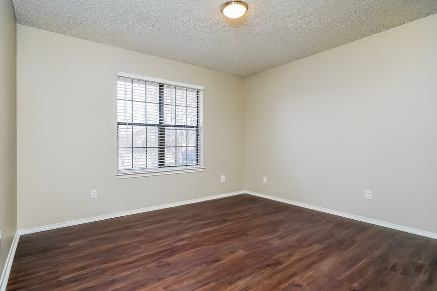 Building Photo - 812 Ironsides Ln