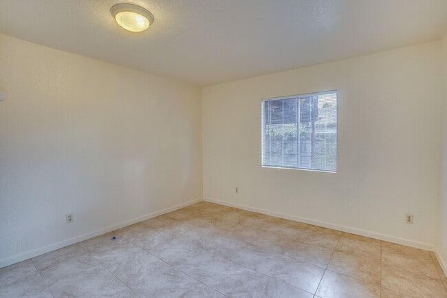 Building Photo - 422 E Navajo Rd