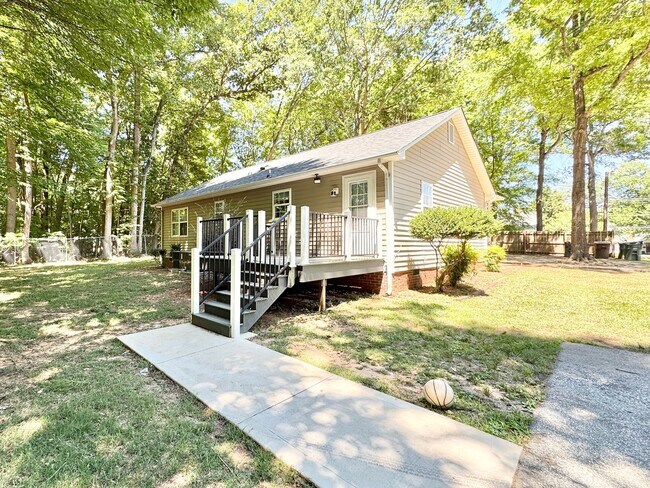 Building Photo - 3 BR Unit Near Shoppes on Elm