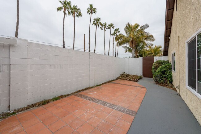 Building Photo - Your Newly Renovated Huntington Beach Oasi...