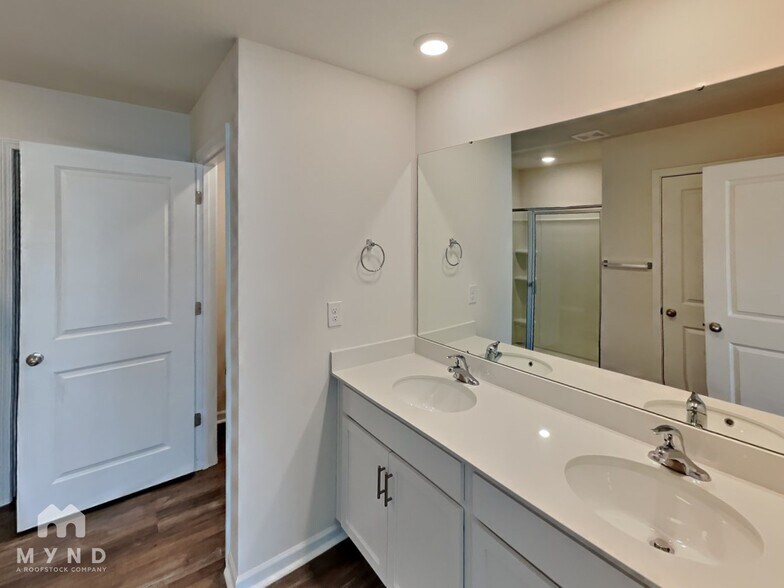 Building Photo - 2259 Mdw Strm Dr