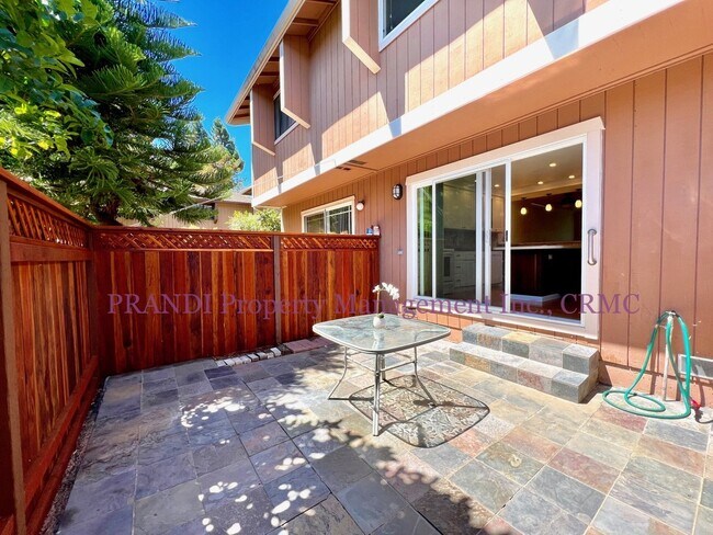 Building Photo - Delightful End Unit Townhome with Washer/D...