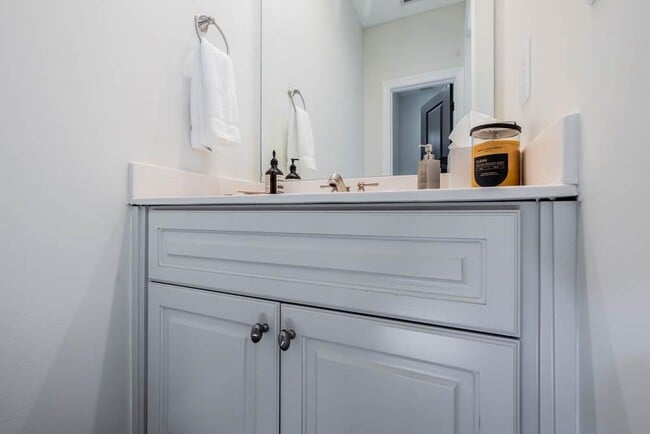 Building Photo - 470 Hamilton St SE