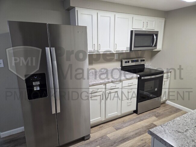 Building Photo - 3 Bedroom Single Level Duplex with Garage