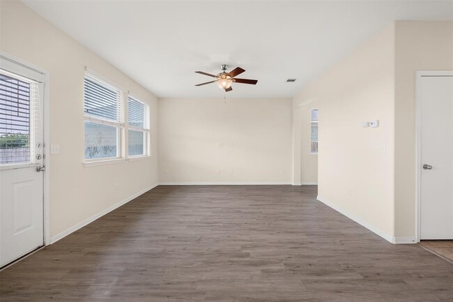 Building Photo - 504 Twisted Oaks Ln