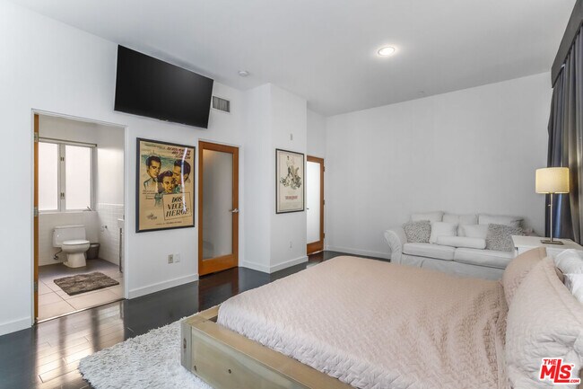 Building Photo - 900 N W Knoll Dr