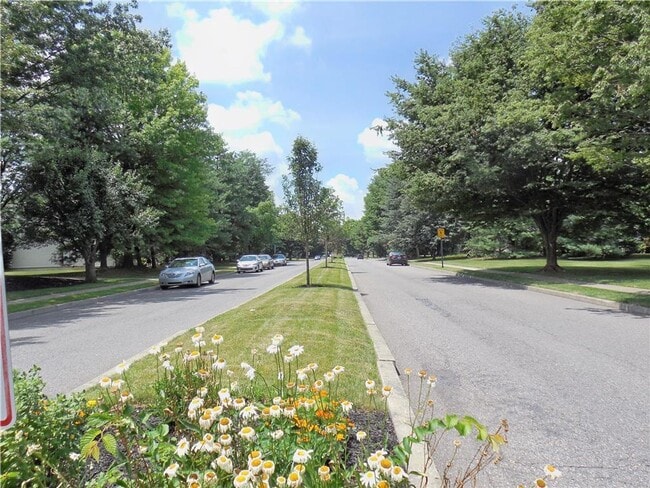 Building Photo - Condo in Bethlehem Township