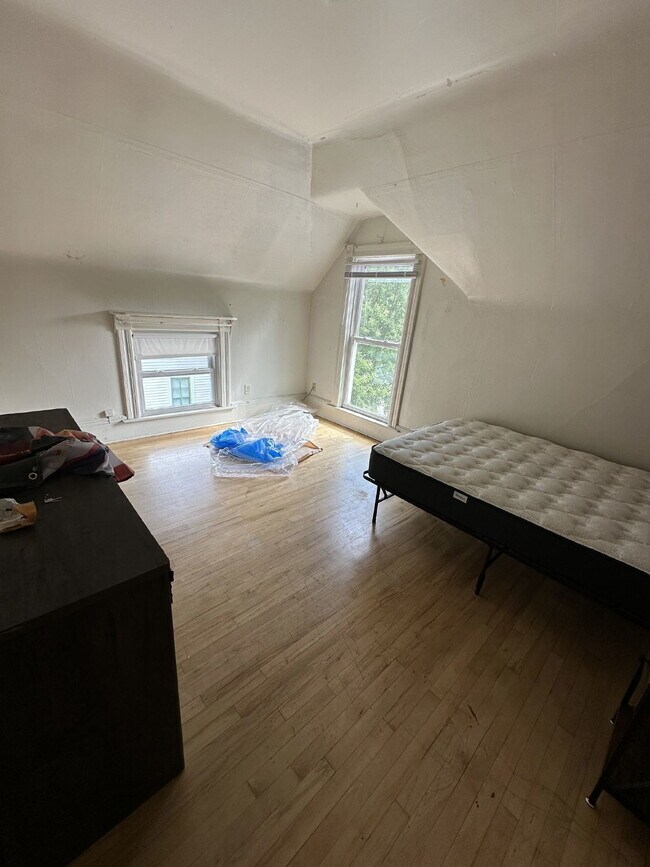 Building Photo - Great 6 bed 3 bath not far from UWEC! Available June 1st