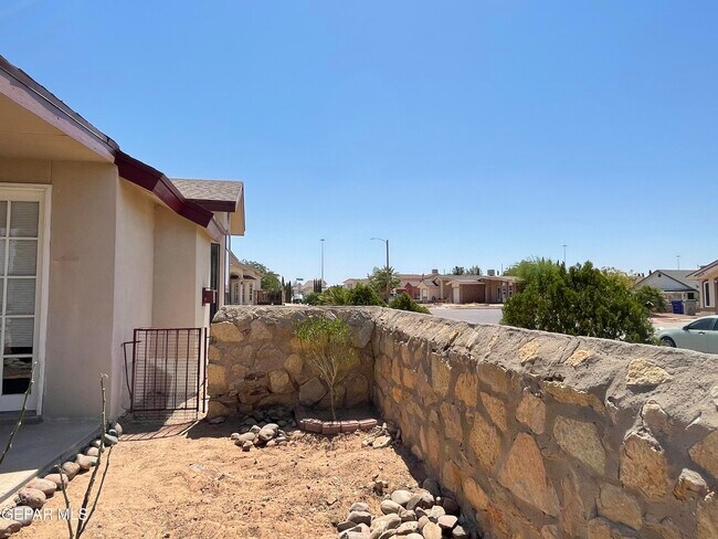 Building Photo - 3701 Trina Pl