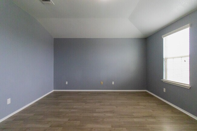 Building Photo - 6505 Clear Brook Dr