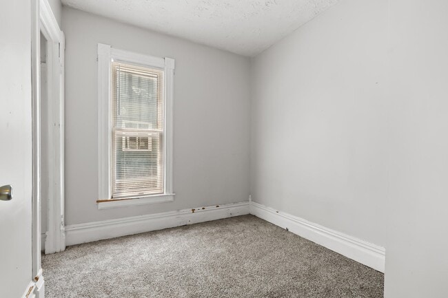 Building Photo - 825 Oakland Dr