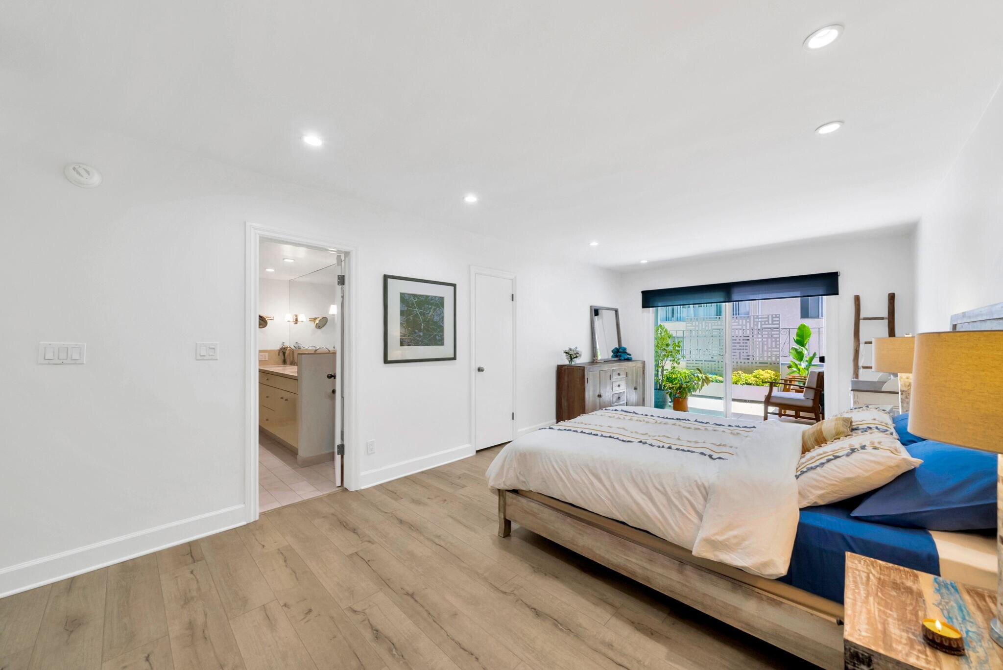 Building Photo - 7259 Hillside Ave