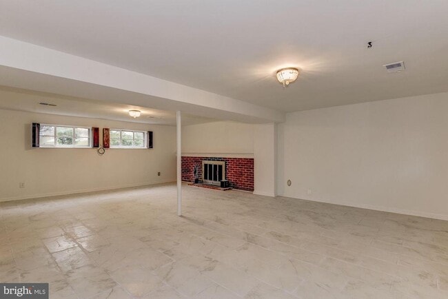 Building Photo - 335 N Madison St