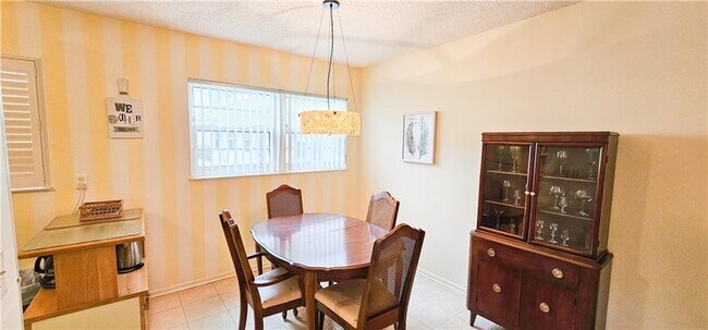 Building Photo - Annual Fully Furnished 2/2 Condo with Golf Views 55 + Community