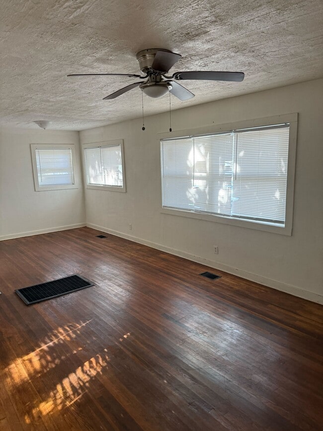 Building Photo - 2718 Emerald Dr